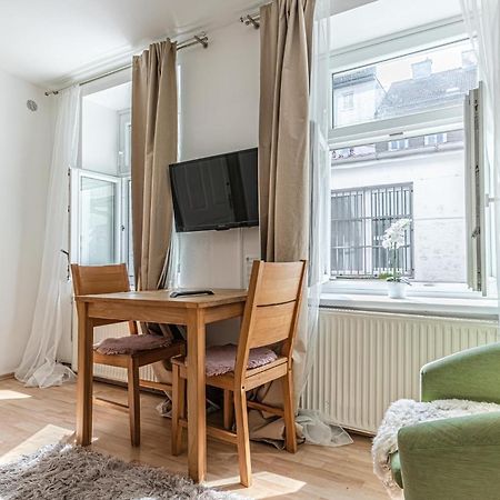 City Vibes: 1Br Apt, 10 Min To Westbahnhof Vienna Esterno foto