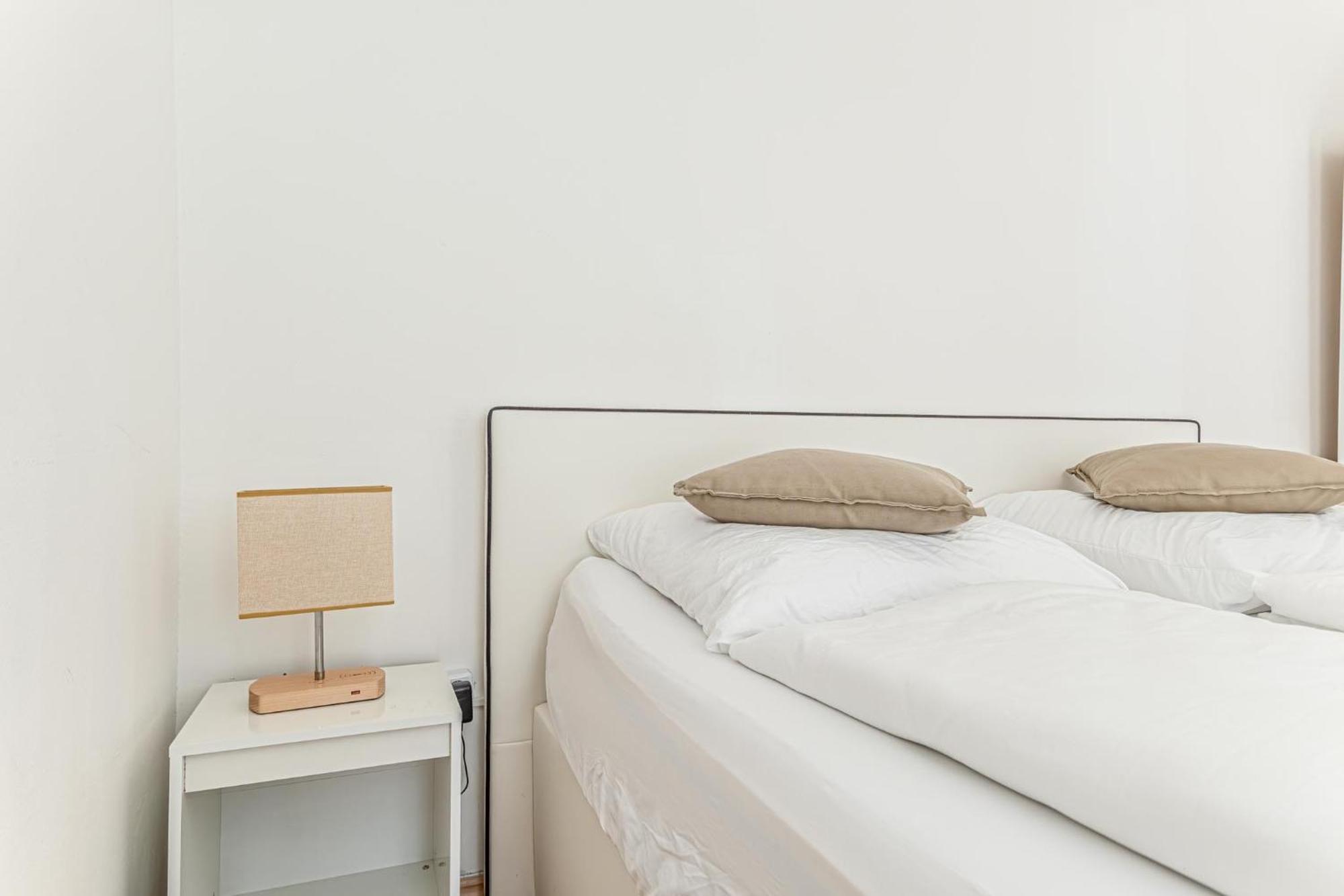 City Vibes: 1Br Apt, 10 Min To Westbahnhof Vienna Esterno foto