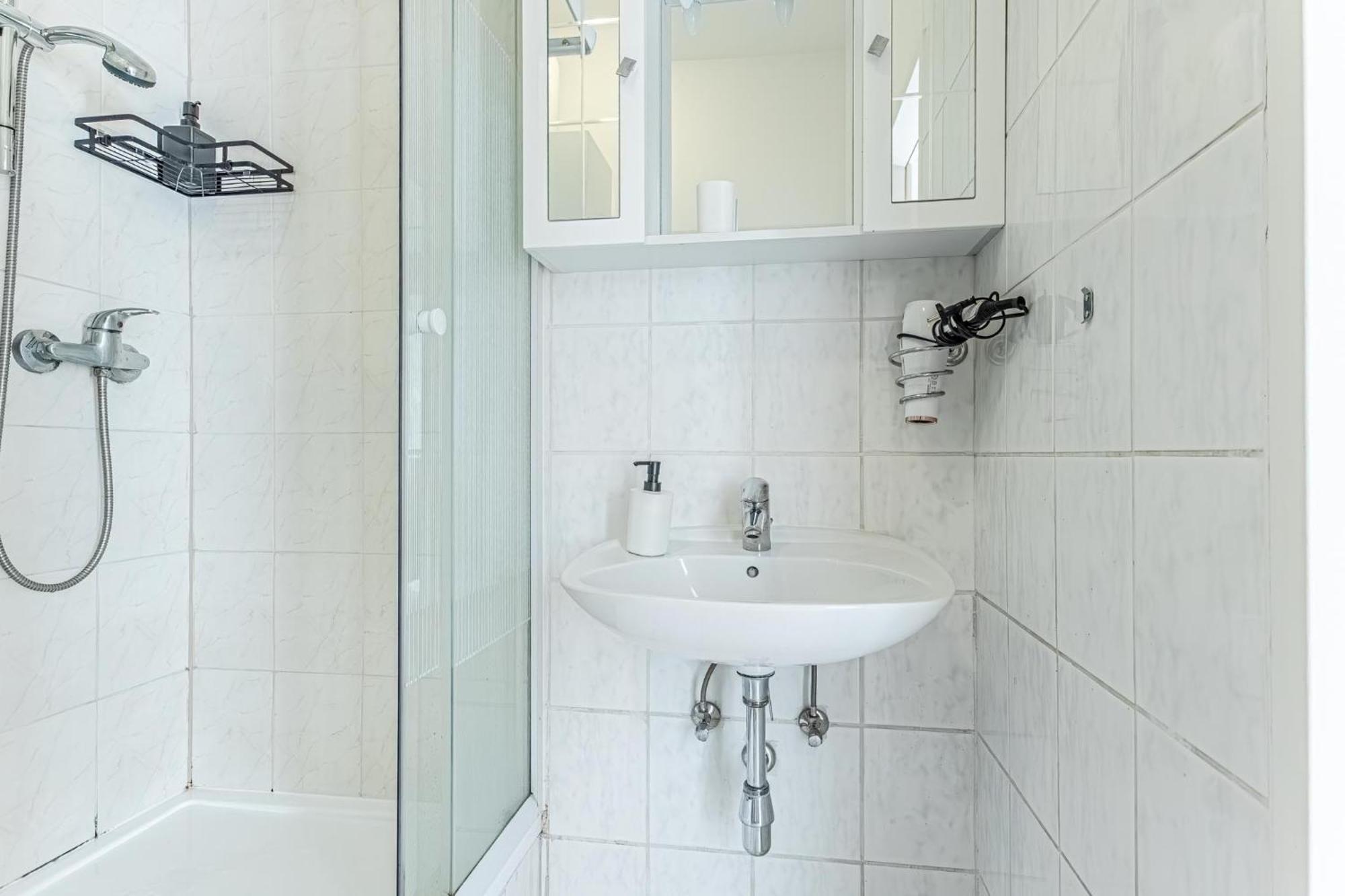 City Vibes: 1Br Apt, 10 Min To Westbahnhof Vienna Esterno foto