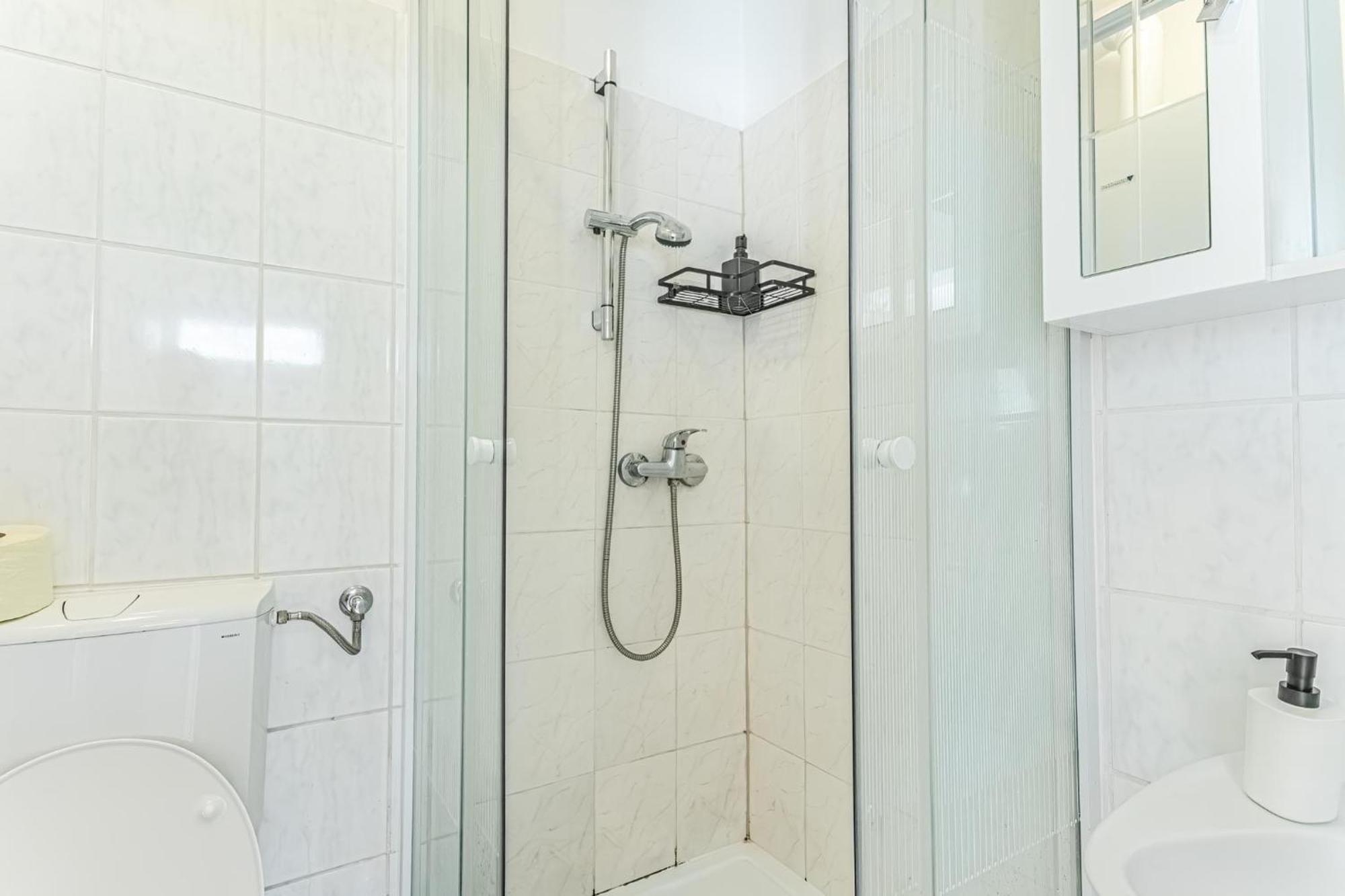 City Vibes: 1Br Apt, 10 Min To Westbahnhof Vienna Esterno foto