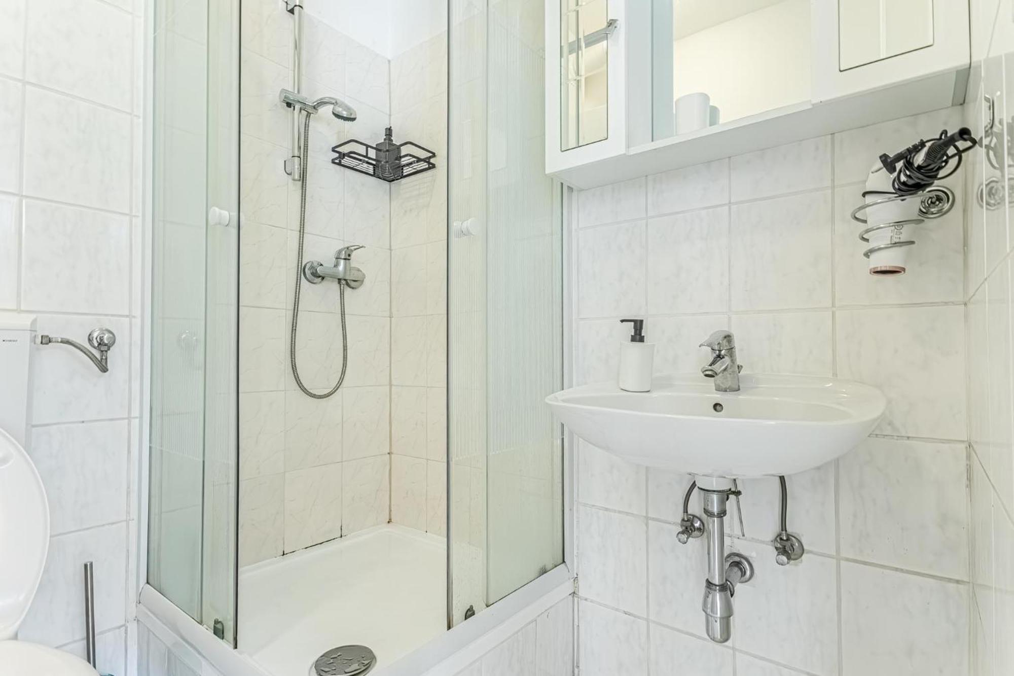 City Vibes: 1Br Apt, 10 Min To Westbahnhof Vienna Esterno foto
