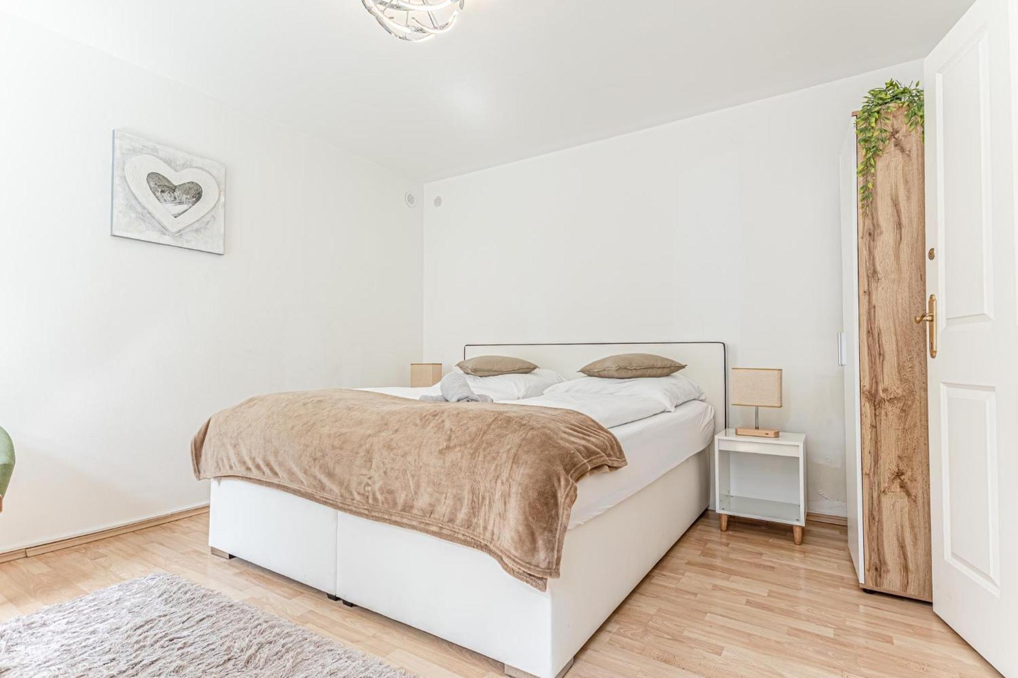 City Vibes: 1Br Apt, 10 Min To Westbahnhof Vienna Esterno foto