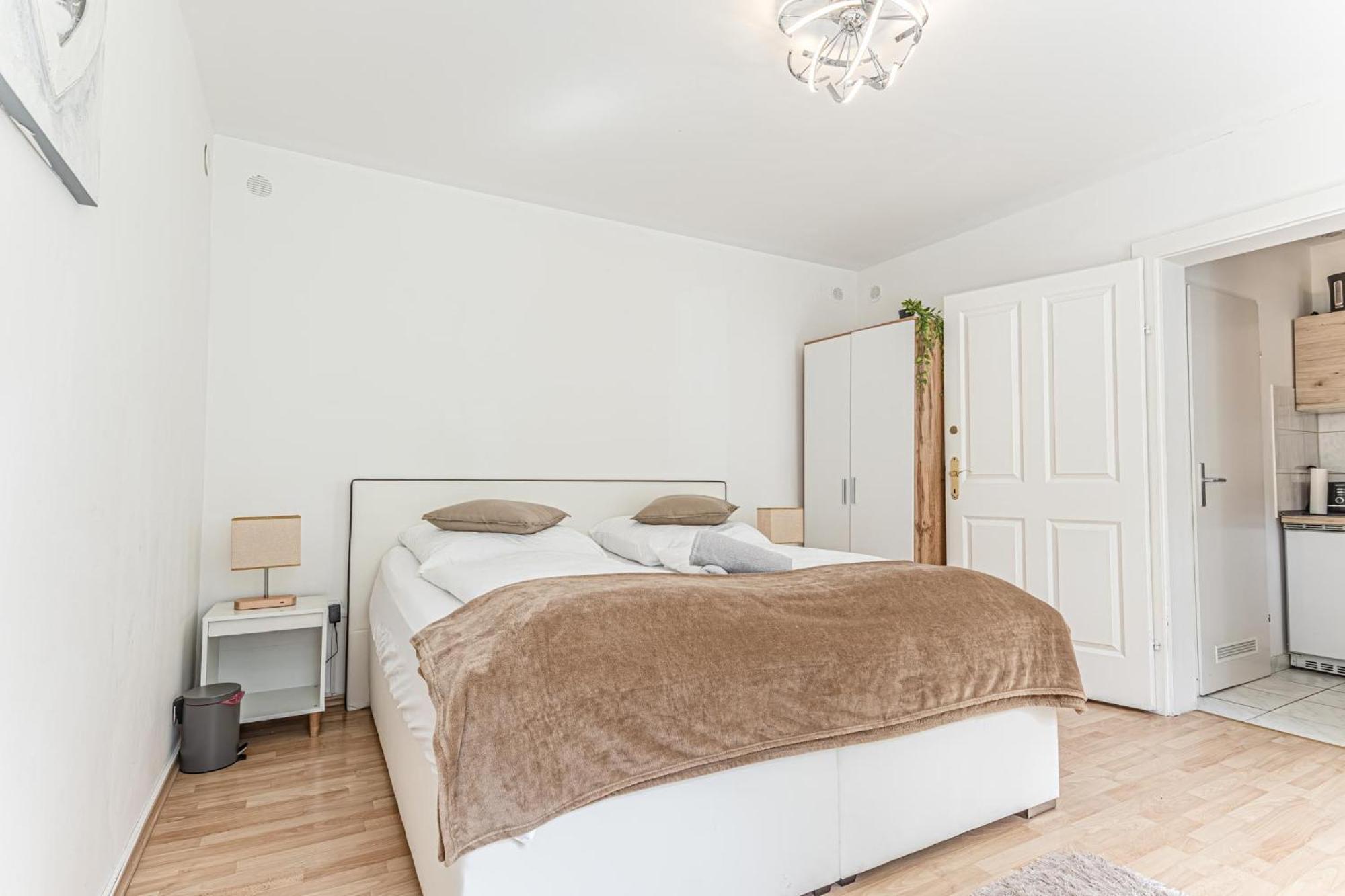 City Vibes: 1Br Apt, 10 Min To Westbahnhof Vienna Esterno foto