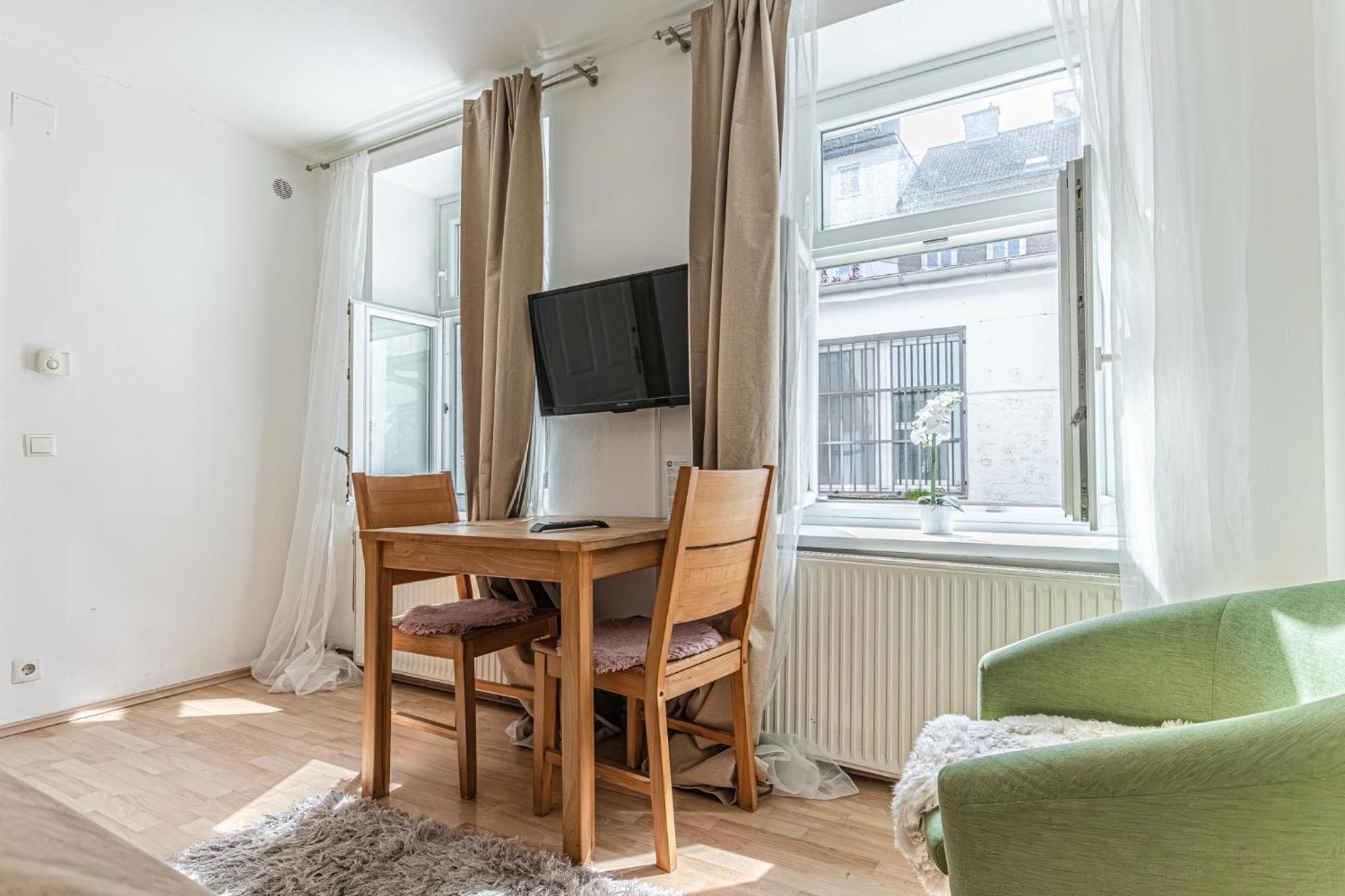 City Vibes: 1Br Apt, 10 Min To Westbahnhof Vienna Esterno foto